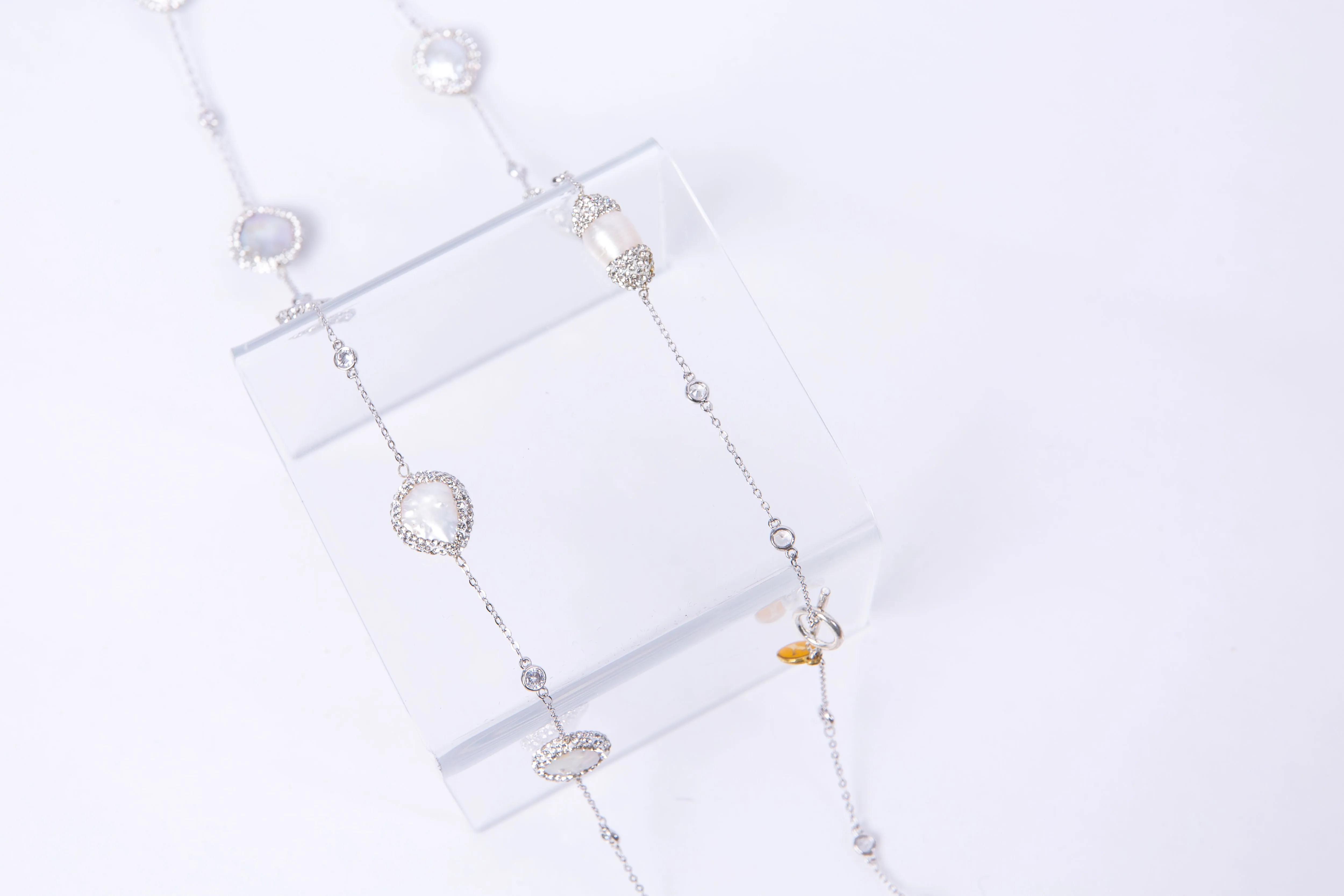 Elsa Flat Pearls Necklace (White Gold)